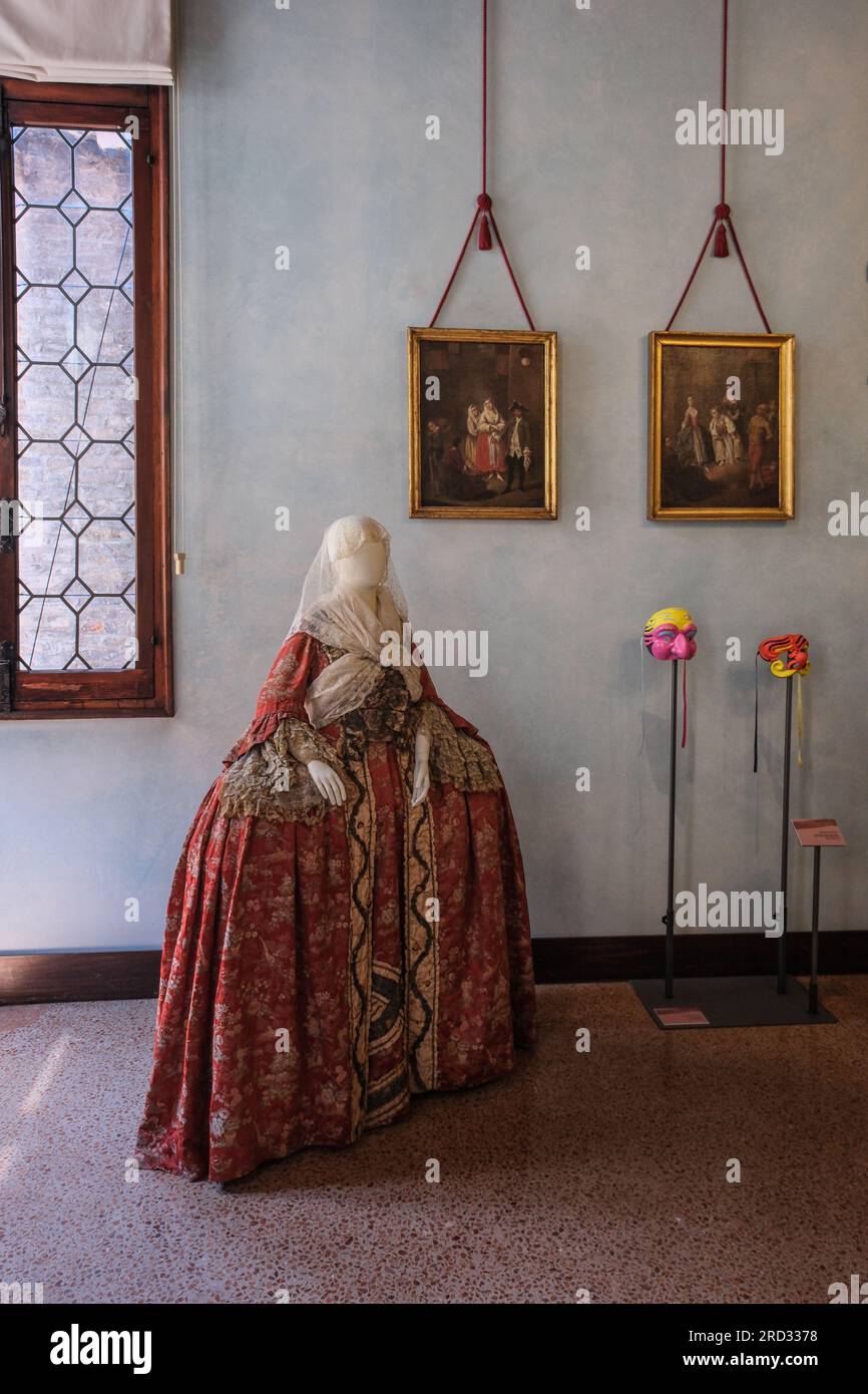 Venedig, Italien - 22. Juni 2023: Das Haus von Carlo Goldoni oder Casa di Carlo Goldoni, derzeit das Kunstmuseum des Theaters. Stockfoto