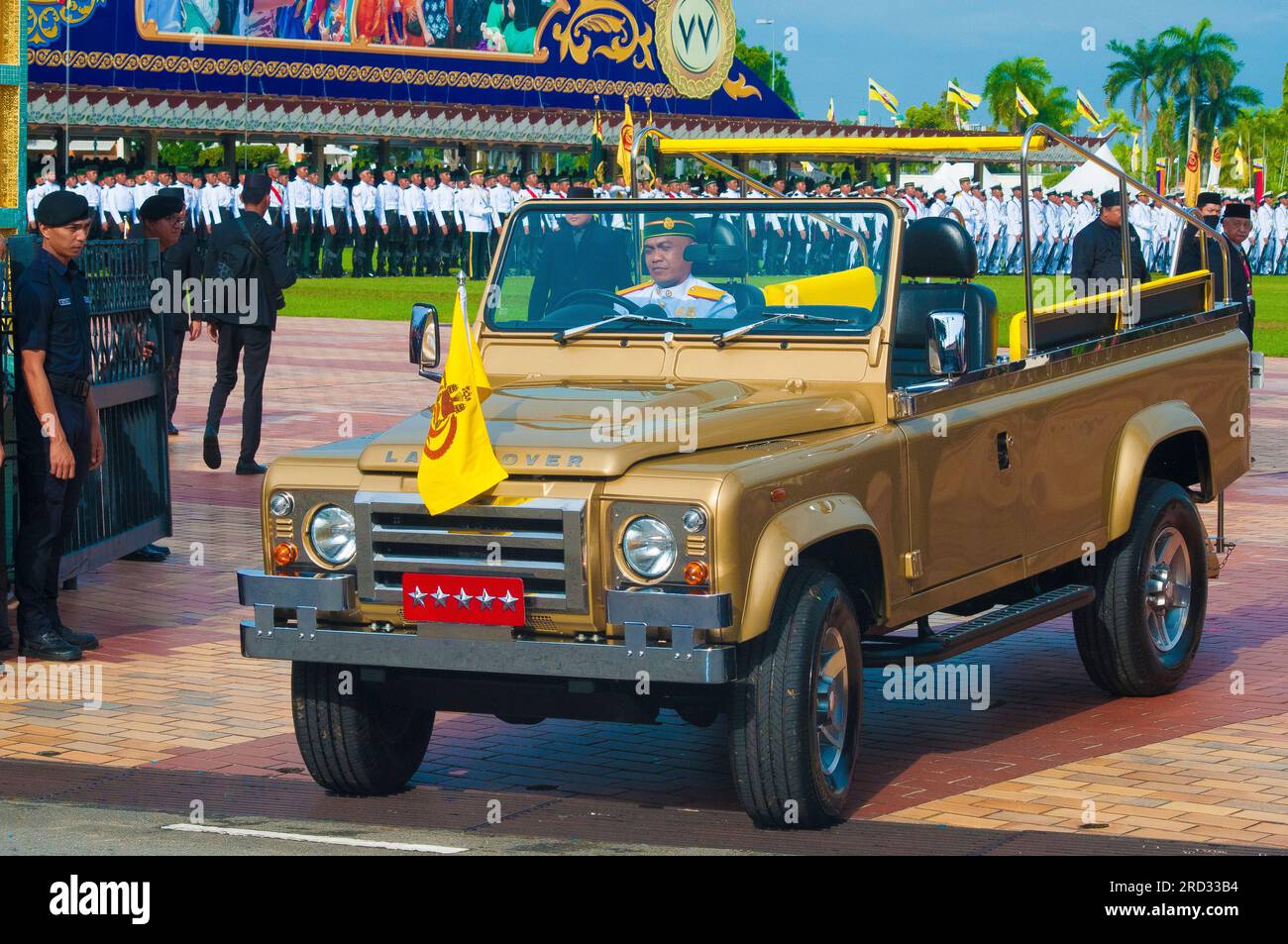 Der vergoldete LandRover des Oberbefehlshabers beginnt am 77. Geburtstag des Sultans am 15. Juli 2023, Bandar Seri Begawan, Brunei Stockfoto