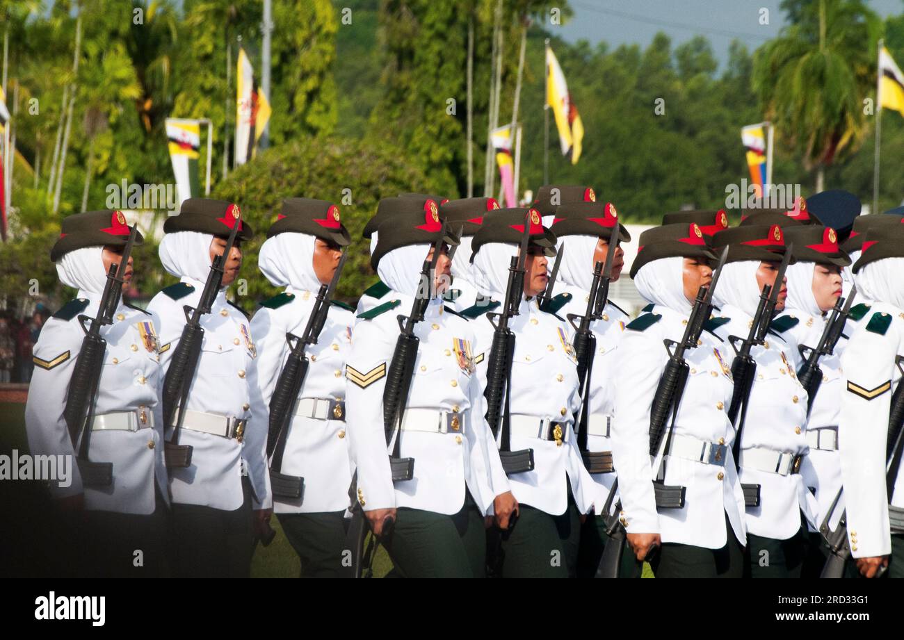 Offizierinnen in Uniform feiern den 77. Geburtstag ihres Sultans am 15. Juli 2023, Bandar Seri Begawan, Brunei Stockfoto