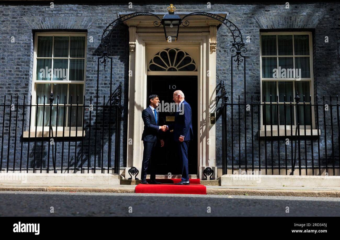 Der Präsident der USA Joe Biden wird vom britischen Premierminister Rishi Sunak auf den Stufen der 10 Downing Street, London, England, begrüßt. Stockfoto