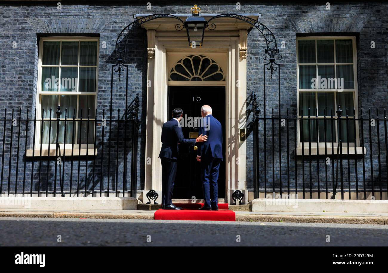 Der Präsident der USA Joe Biden wird vom britischen Premierminister Rishi Sunak auf den Stufen der 10 Downing Street, London, England, begrüßt. Stockfoto