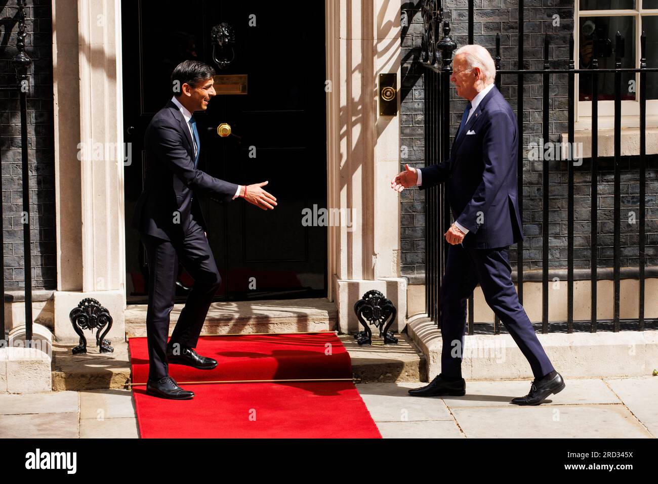 Der Präsident der USA Joe Biden wird vom britischen Premierminister Rishi Sunak auf den Stufen der 10 Downing Street, London, England, begrüßt. Stockfoto