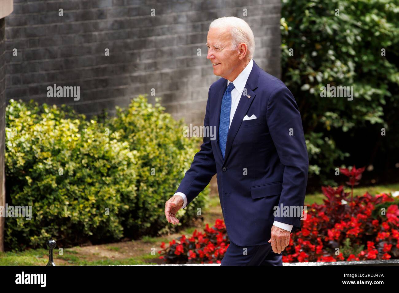 Präsident Joe Biden geht entlang der Downing Street, um Premierminister Rishi Sunak vor der 10 Downing Street, London, England, am Tag des Prime Min zu begrüßen Stockfoto