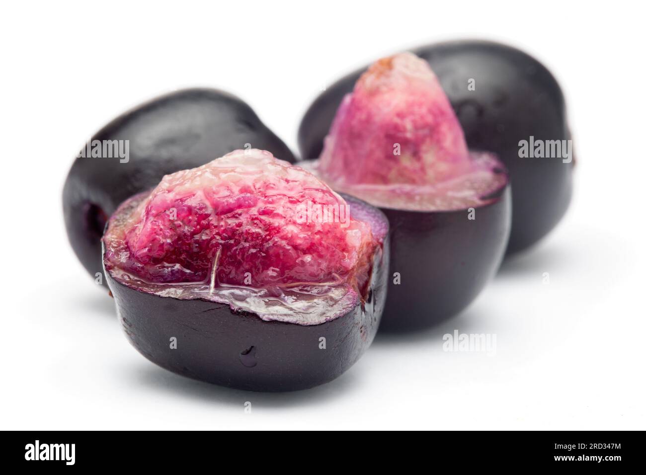 Nahaufnahme der Sammlung von indischen ayurvedischen medizinischen frischen Bio-Fruchtjamun (Syzygium Cumini) oder schwarzer Pflaume, mit geschältem Samen, halbgeschnittenen Früchten, ist Stockfoto