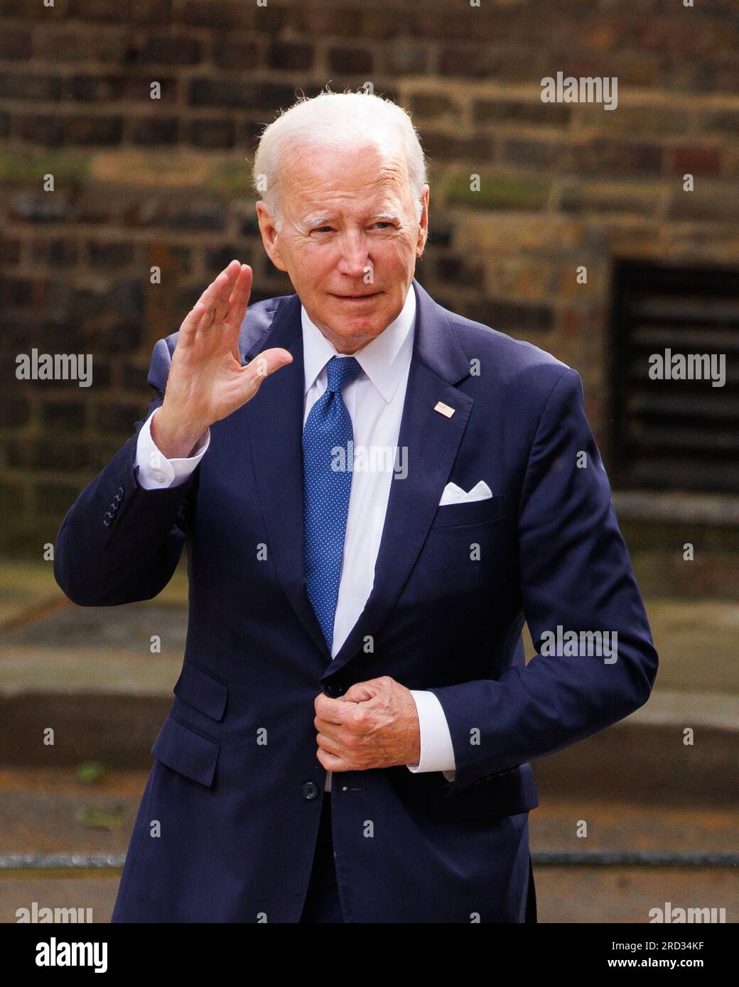 Präsident Joe Biden winkt den Medien zu, wenn er aus The Beast herauskommt - dem US-Präsidenten-Auto, vor der 10 Downing Street, London, Engl Stockfoto
