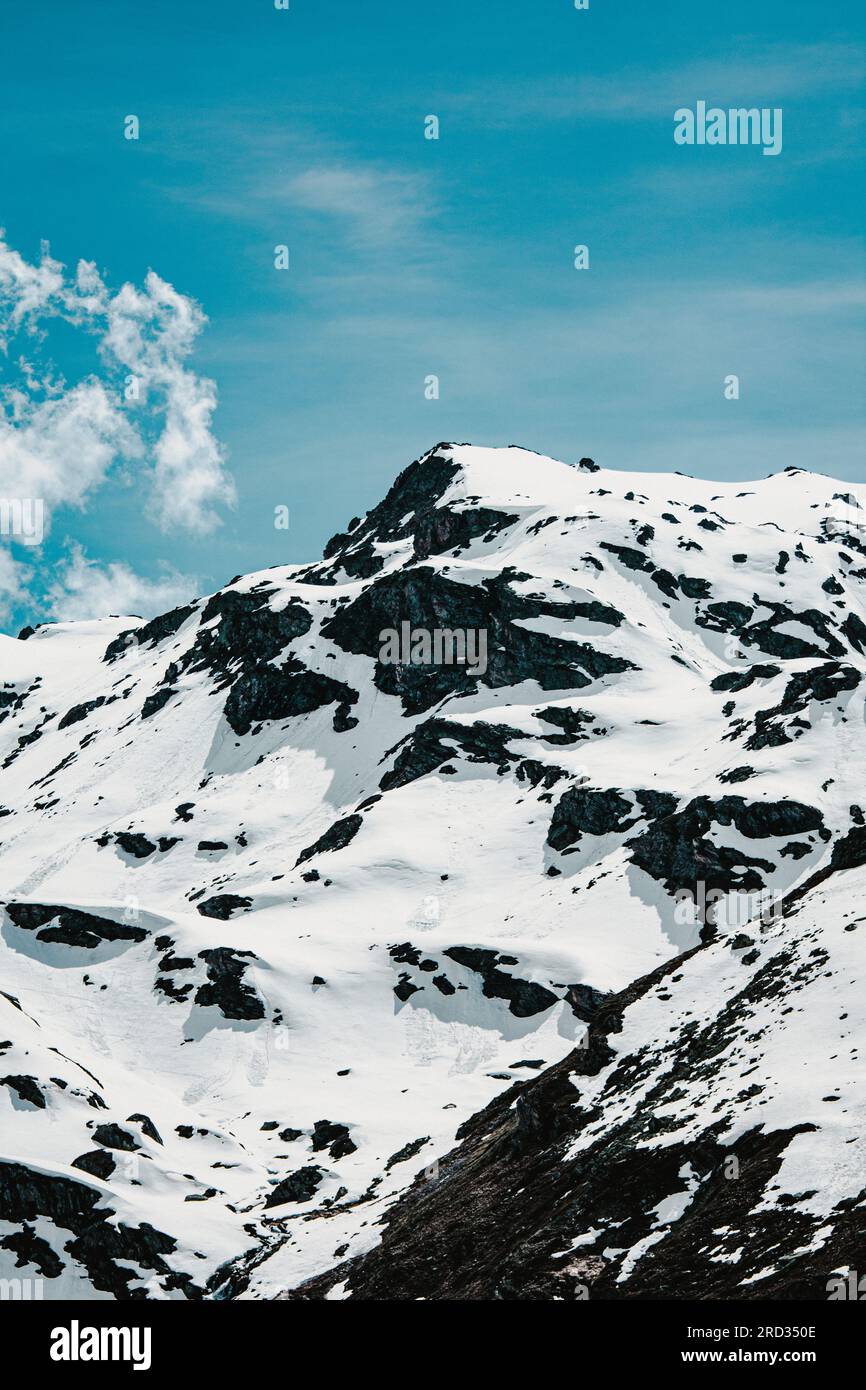 Schneebedeckte Hügel in den französischen alpen Stockfoto