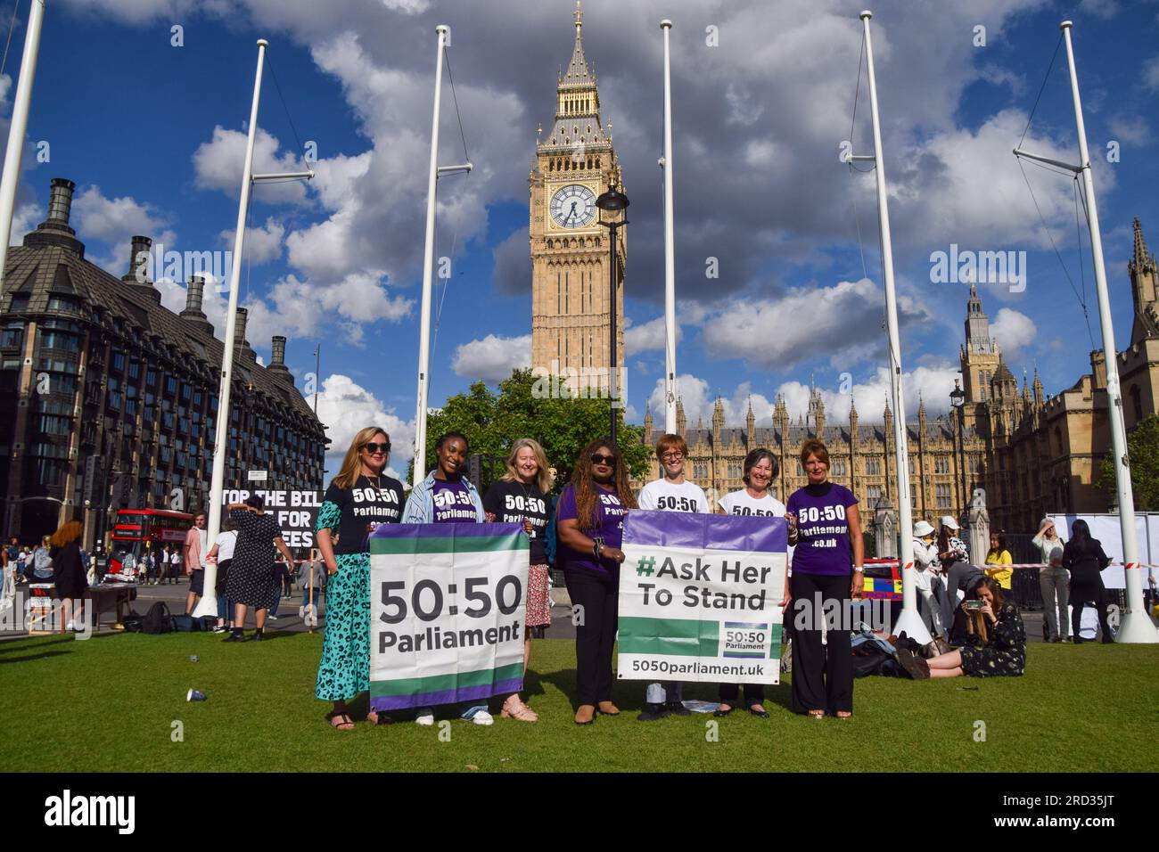 London, Großbritannien. 17. Juli 2023. Demonstranten halten während der Demonstration Banner mit dem Staatsblatt "50:50. Parlament" und "Bitten Sie sie aufzustehen". Aktivisten des Parlaments aus dem Jahr 50:50 trafen sich auf dem Parlamentsplatz, um ihre laufende Kampagne für Frauen und Männer zu unterstützen, um eine gleichberechtigte Vertretung zu erreichen. (Foto: Vuk Valcic/SOPA Images/Sipa USA) Guthaben: SIPA USA/Alamy Live News Stockfoto