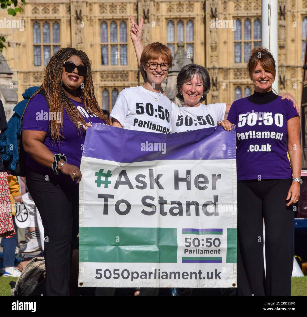 London, Großbritannien. 17. Juli 2023. Demonstranten halten während der Demonstration ein Banner mit der Aufschrift „Bitten Sie sie, aufzustehen“. Aktivisten des Parlaments aus dem Jahr 50:50 trafen sich auf dem Parlamentsplatz, um ihre laufende Kampagne für Frauen und Männer zu unterstützen, um eine gleichberechtigte Vertretung zu erreichen. (Foto: Vuk Valcic/SOPA Images/Sipa USA) Guthaben: SIPA USA/Alamy Live News Stockfoto