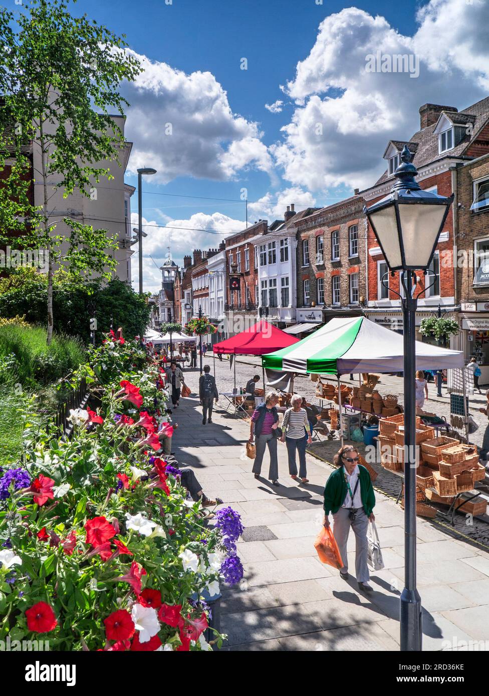 Guildford Market Day, High Street und Shopping auf einem blumigen sonnigen Sommer Kunst- und Handwerksstände Markt Day Guildford Surrey UK Stockfoto