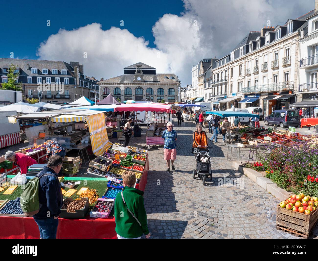 CONCARNEAU MARKT IM FREIEN Frische Französische am Markttag in quadratische und Les Halles Markthalle im Hintergrund Concarneau Bretagne Frankreich produzieren Stockfoto