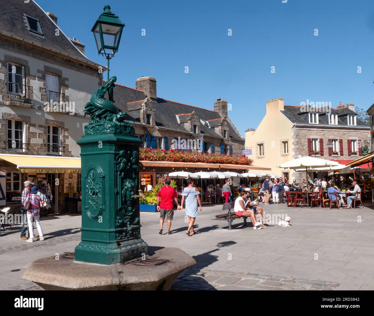 Concarneau Brittany Ville Close de Concarneau Französisches Restaurant im Freien „La Port Au Vin“ mit Gästen, die die Sonne Bretagne Finistere France genießen Stockfoto