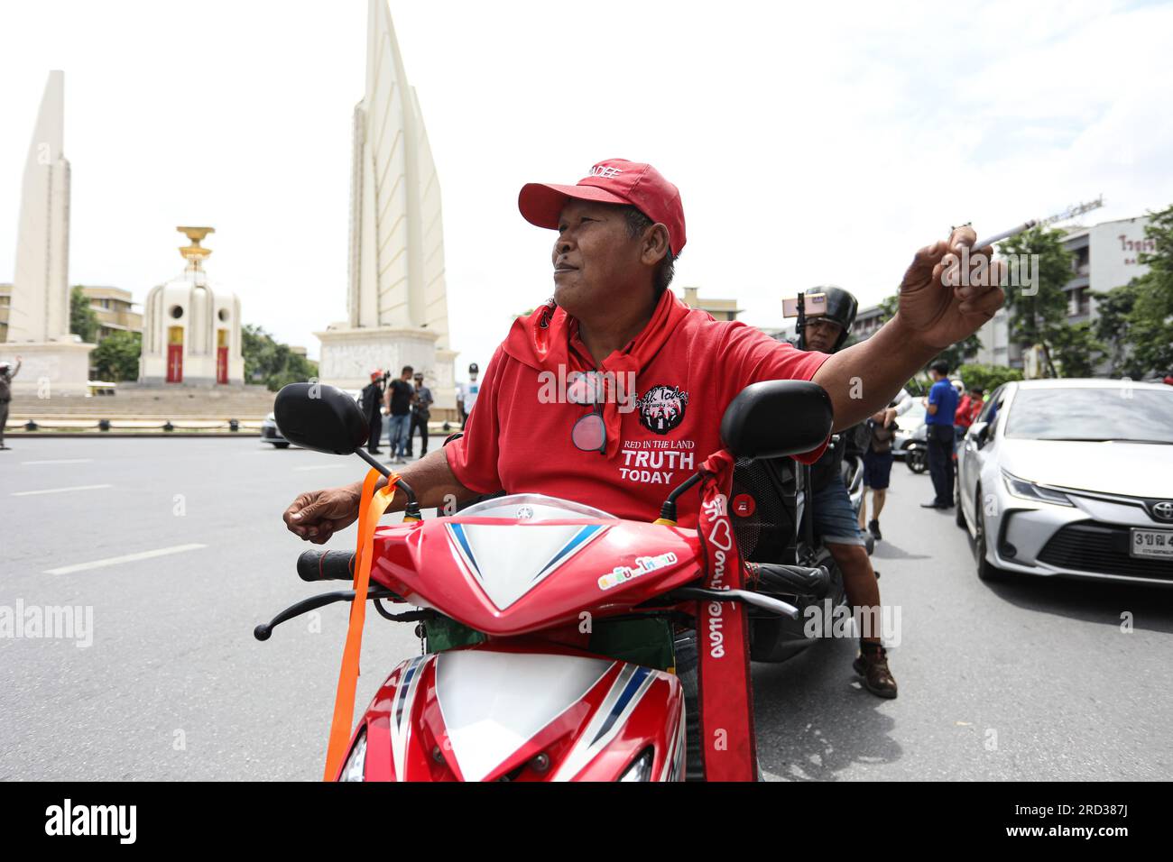 Demonstranten organisieren am 226. Juli 2023 eine Autokolonne, um die Bewegung „Respect My Vote“ in Bangkok, Thailand, hervorzuheben. Die Gruppe trägt Rücktrittsschreiben an Senatoren, die als Anführer der Streitkräfte dienen. Durch die Organisation von Wohnwagen und Hupen, um Dokumente an das Hauptquartier der Armee, der Marine und der Nationalpolizei zu senden, und endet am Bangkok Art and Culture Center. (Foto: Adirach Toumlamoon/Pacific Press/Sipa USA) Stockfoto