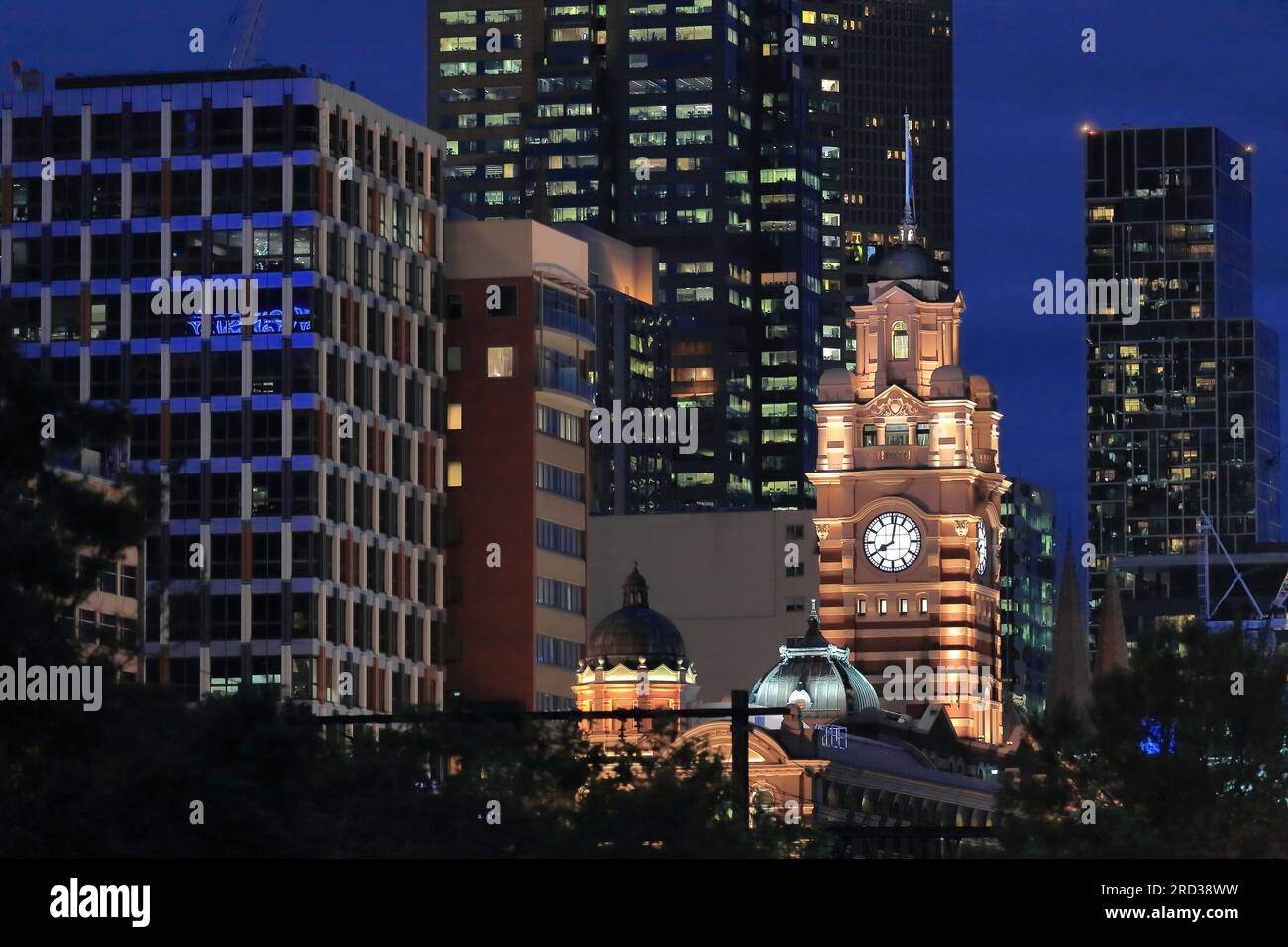 755 Flinders Street Bahnhof Uhrenturm und einige CBD Wolkenkratzer, von der anderen Seite des Yarra Flusses gesehen. Melbourne-Australien. Stockfoto