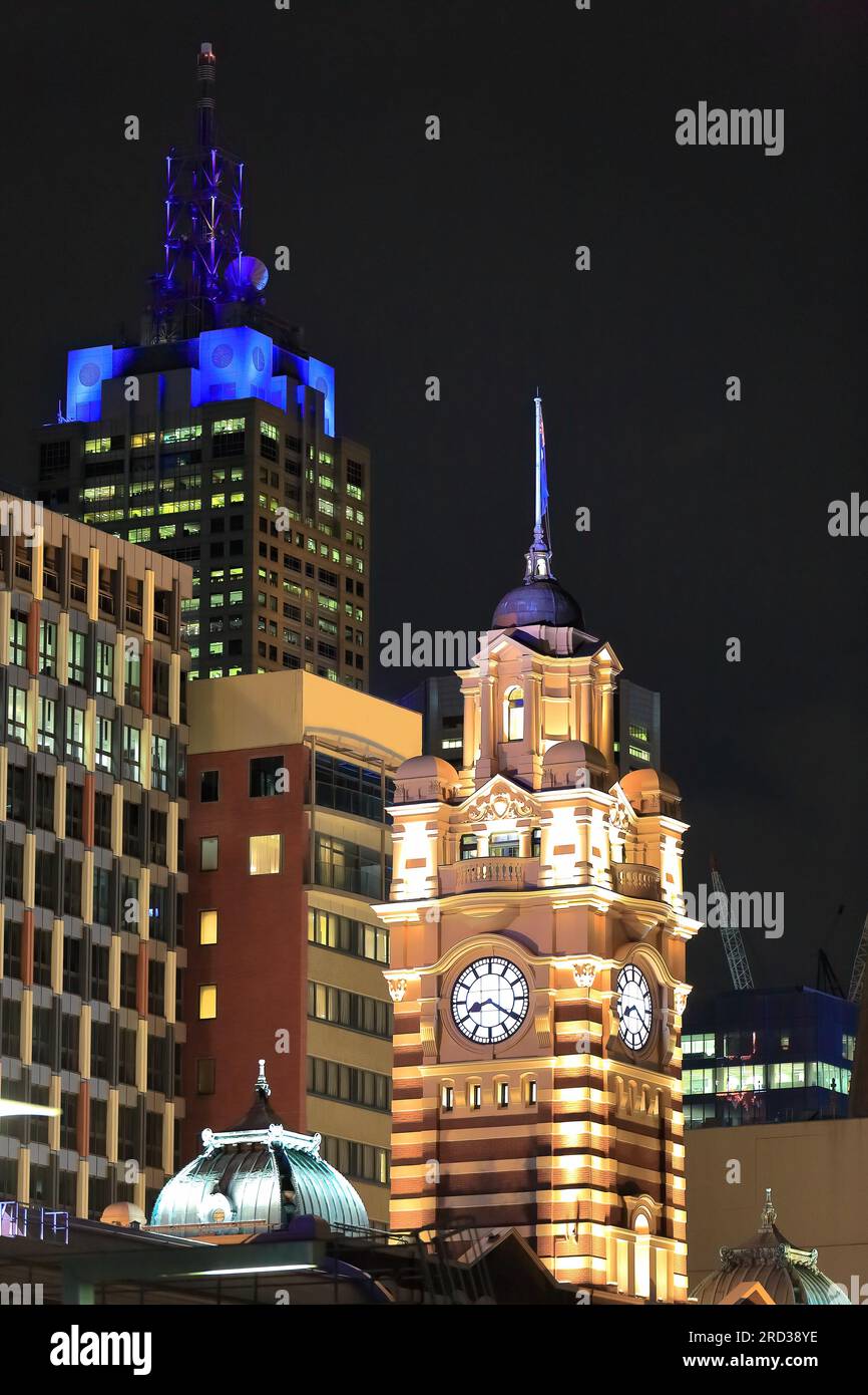 759 Uhr Turm am Bahnhof Flinders Street und Wolkenkratzer im zentralen Geschäftsviertel, von der anderen Seite des Yarra River aus gesehen. Melbourne-Australien. Stockfoto