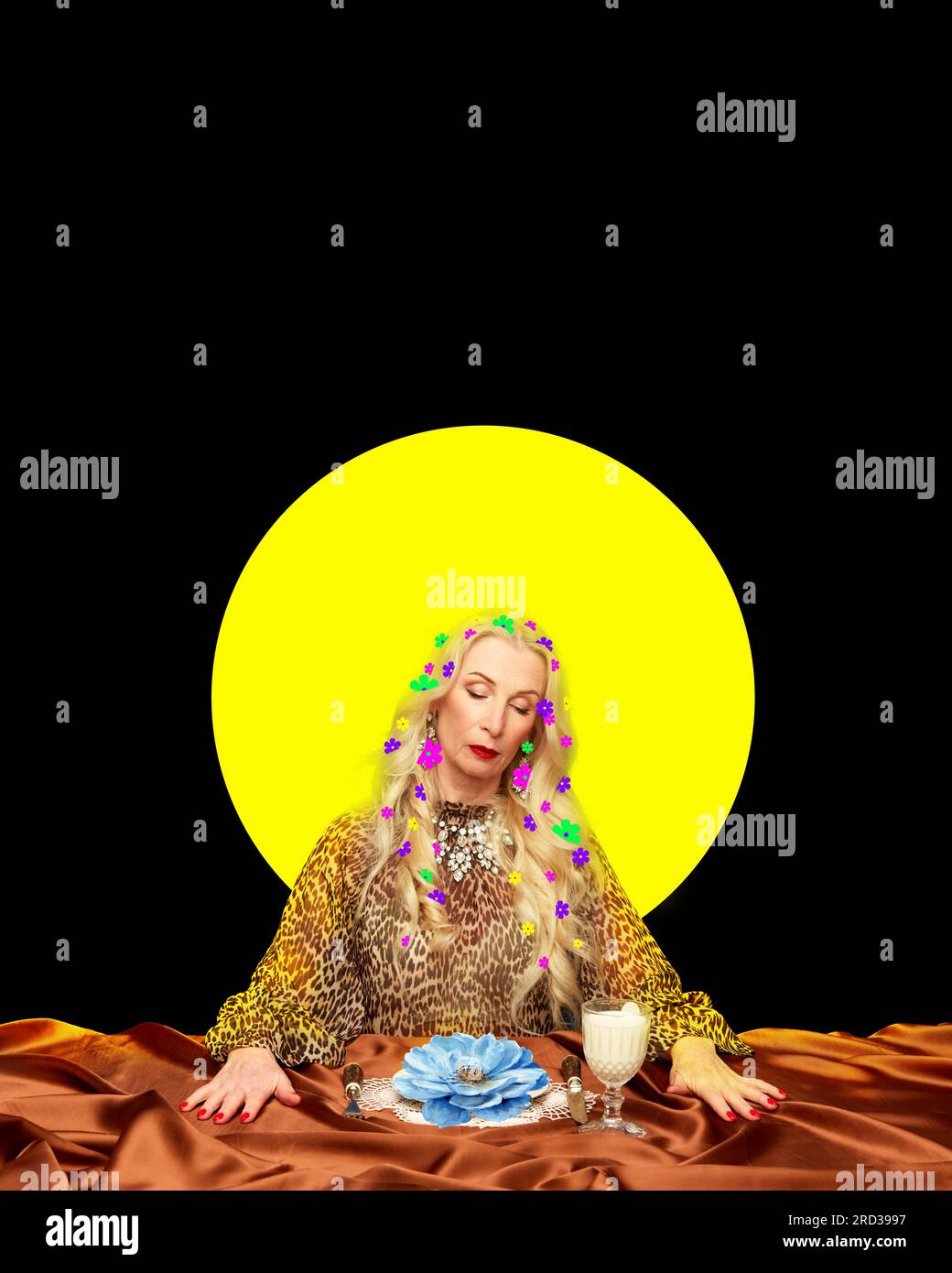 Collage für zeitgenössische Kunst. Stilvolle Seniorin in eleganter Kleidung zum Abendessen mit abstraktem Hintergrund. Zärtlichkeit Stockfoto