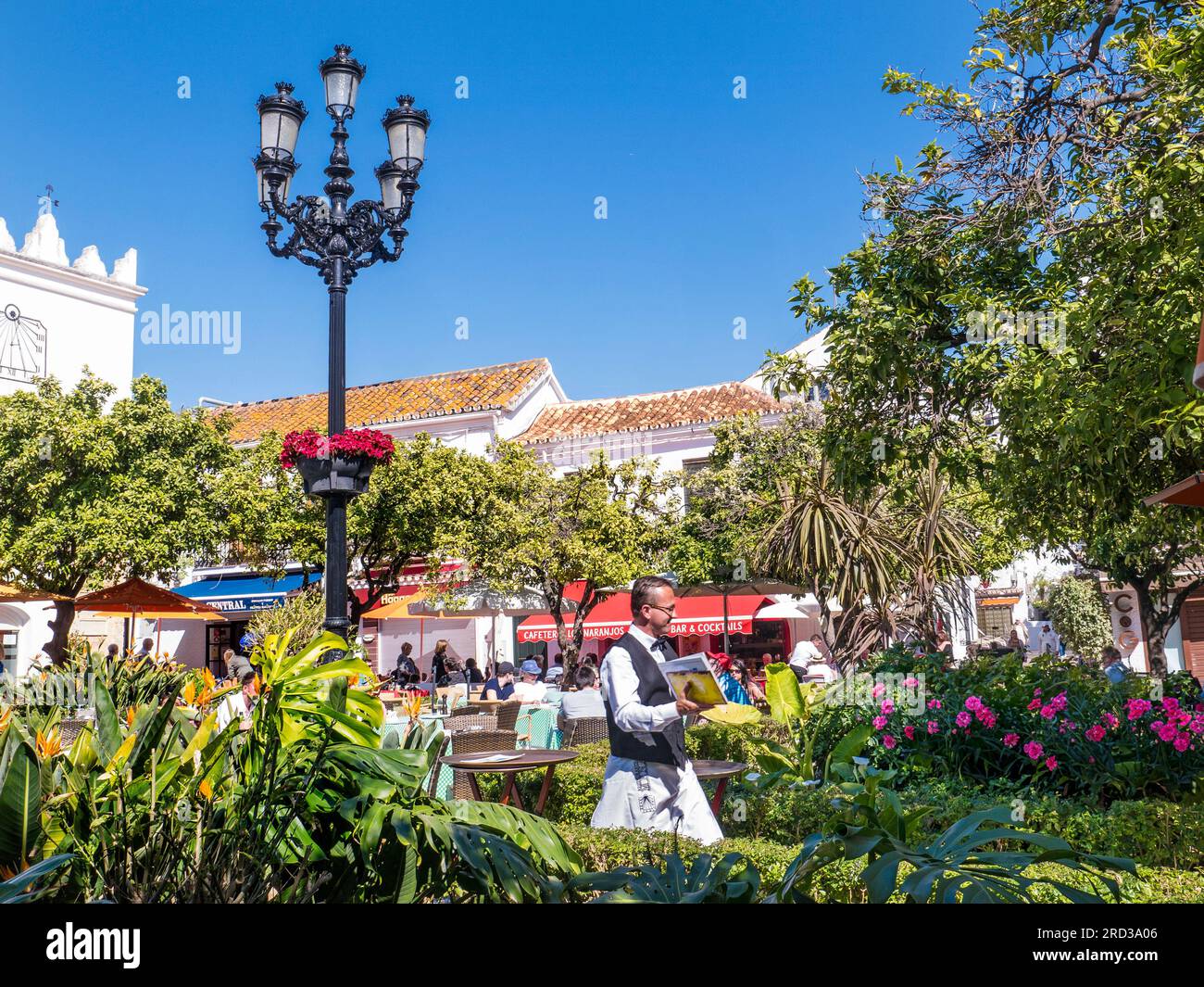 MARBELLA Alfresco Mittagessen Kellnerservice Orange Square Plaza de los Naranjos, Speisen im Freien, Menschen, die Essen & Trinken Altstadt Marbella Spanien Stockfoto