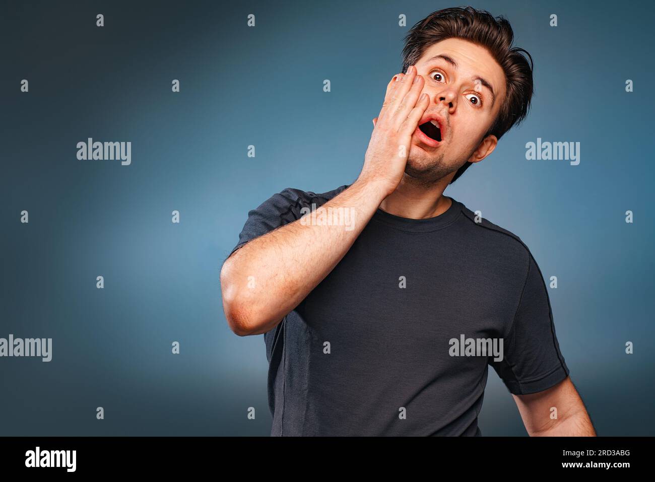 Ein Mann hat sich mit der Hand geschlagen Stockfoto