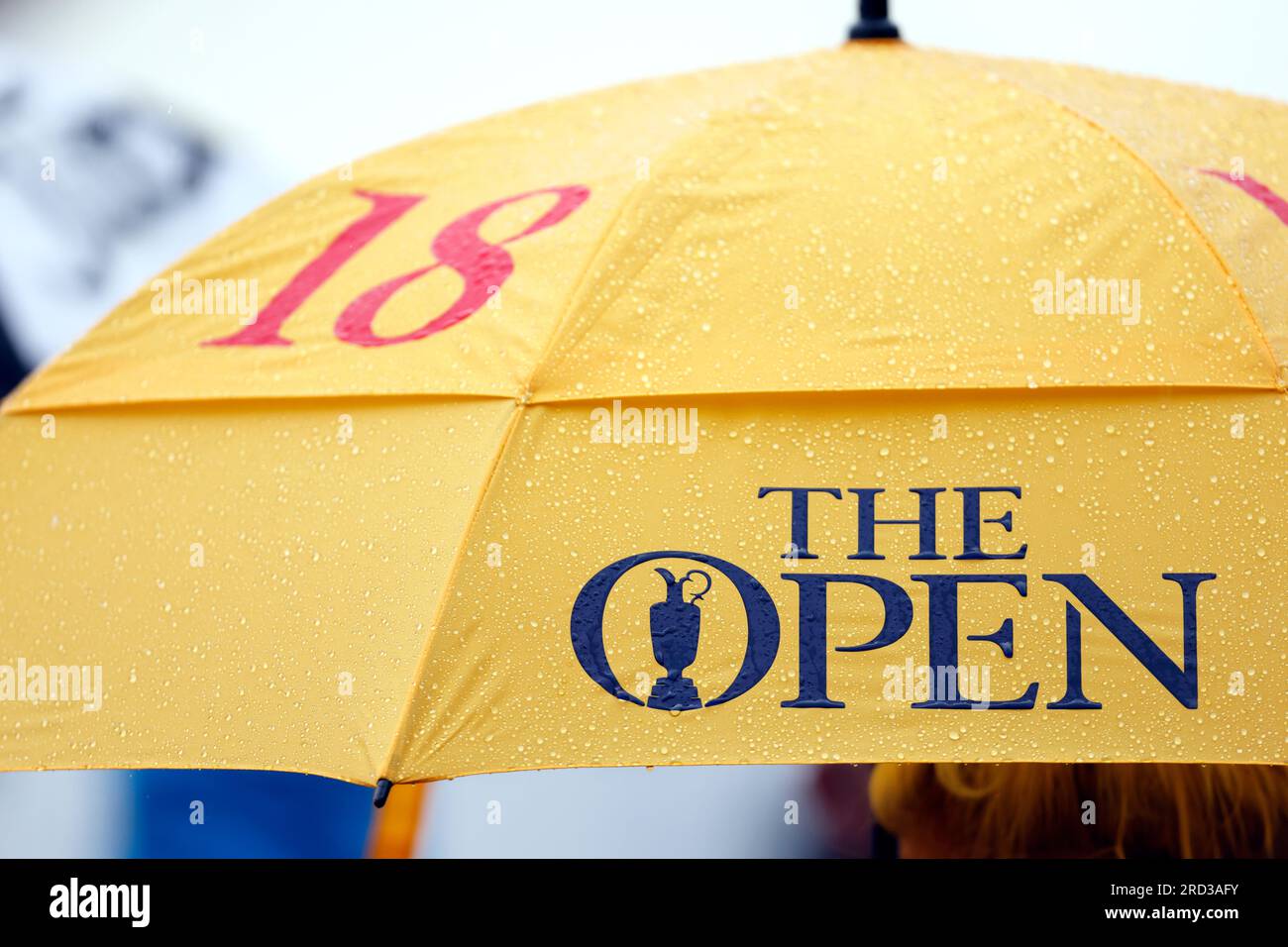 Allgemeiner Blick auf Regen auf einem Regenschirm mit dem offenen Branding während einer Proberunde vor den Open im Royal Liverpool, Wirral. Bilddatum: Dienstag, 18. Juli 2023. Stockfoto