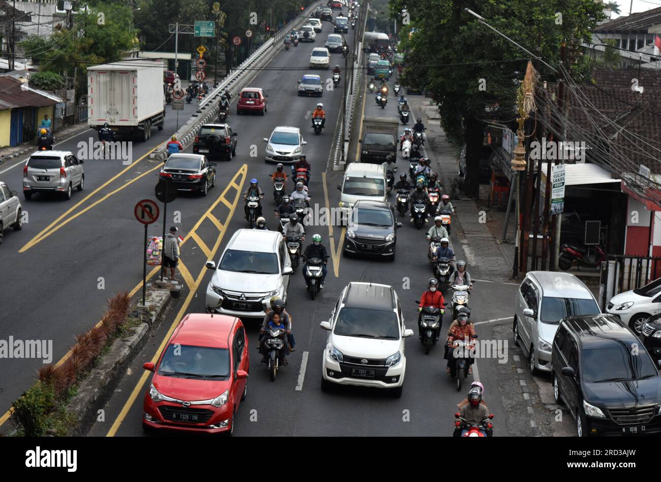 Malang, Ost-Java, Indonesien. 18. Juli 2023. Tausende von Fahrzeugen überqueren eine Autobahn in Malang, Ost-Java, Indonesien, am 18. Juli in Indonesien.Daten des indonesischen Polizei-Verkehrskorps zufolge erreichte die Zahl der motorisierten Fahrzeuge in Indonesien im März 2023 154.236.431 Einheiten.die Zahl der registrierten motorisierten Fahrzeuge übersteigt die Hälfte der indonesischen Bevölkerung, Die 276 Millionen Menschen erreicht. (Kreditbild: © Aman Rochman/ZUMA Press Wire) NUR REDAKTIONELLE VERWENDUNG! Nicht für den kommerziellen GEBRAUCH! Stockfoto