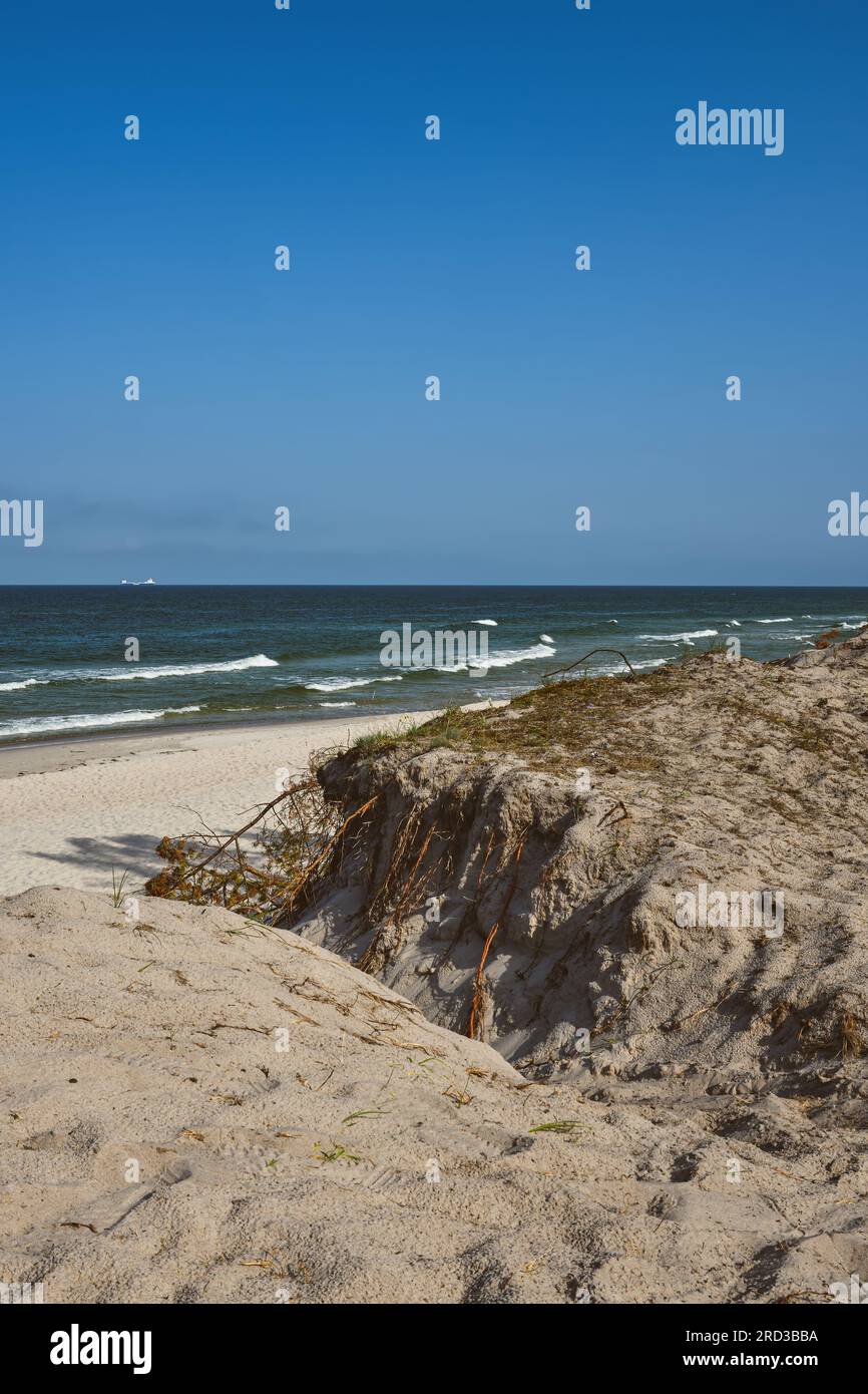 Wunderschöne Meereslandschaft an einem Urlaubstag. Sandstrand und blaue Ostsee in Polen. Stockfoto