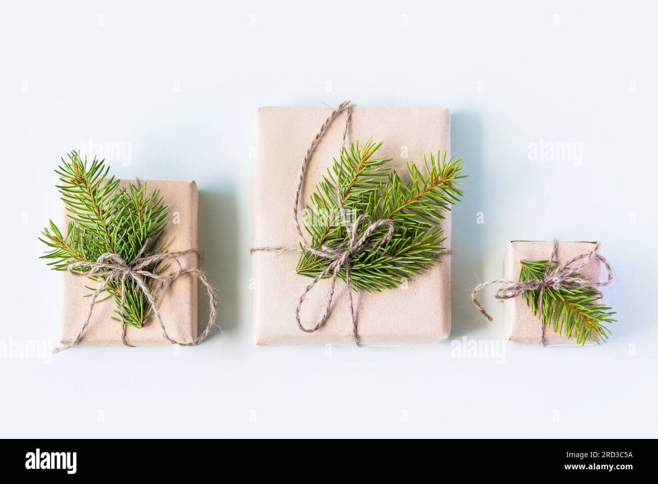 Weihnachtszusammensetzung einer Geschenkschachtel mit Weihnachtsbaumzweigen. Konzept von Neujahr und Weihnachten, flach liegend Stockfoto