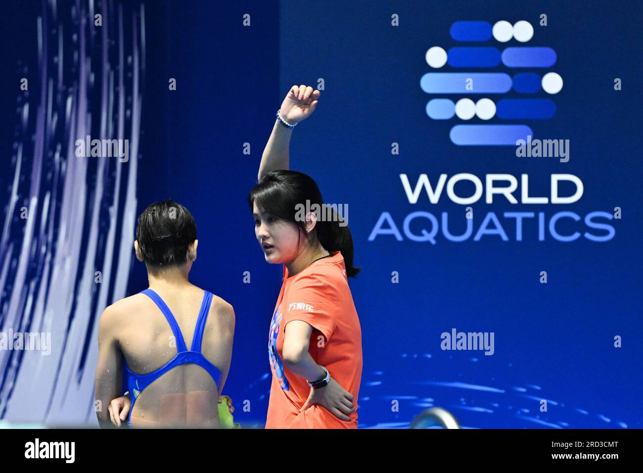 Fukuoka, Japan. 18. Juli 2023. Coach Chen Ruolin (R) erteilt Quan Hongchan von China Anweisungen während des Halbfinals der 10m. Plattform der Frauen der World Aquatics Championships 2023 in Fukuoka, Japan, am 18. Juli 2023. Kredit: Zhang Xiaoyu/Xinhua/Alamy Live News Stockfoto