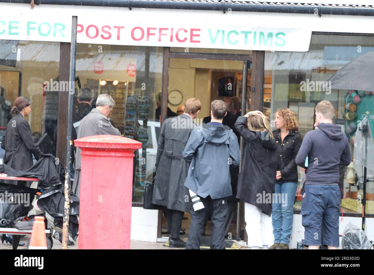 Toby Jones, Julie Hesmondhalgh, filmt ein ITV-Drama, Mr. Bates VS die Post in Llandudno, basierend auf einer wahren Geschichte der Ungerechtigkeit von Alan Bates, einem Unterpostmeister, der beschloss, gegen einen skandalösen Justizirrtum zu kämpfen. Unschuldige Postmeister und Postboten wurden zu Unrecht des Diebstahls, Betrugs und falscher Buchführung beschuldigt. Stockfoto