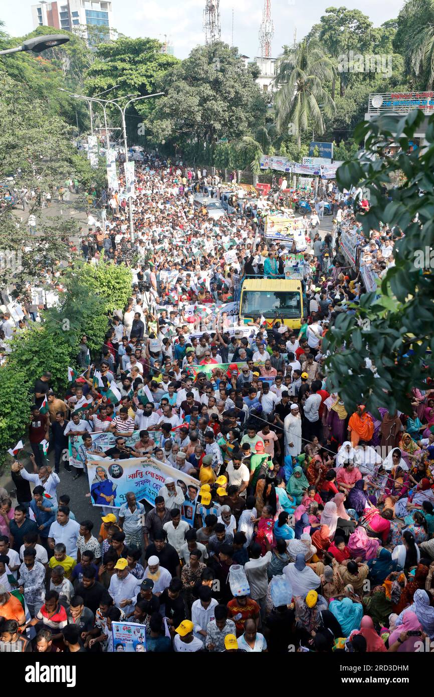 Dhaka, Bangladesch - 18. Juli 2023: Die regierende Partei der Awami-Liga veranstaltete eine Friedenskundgebung und Prozession vor der Engineers Institution in Ramna in Dhaka Stockfoto