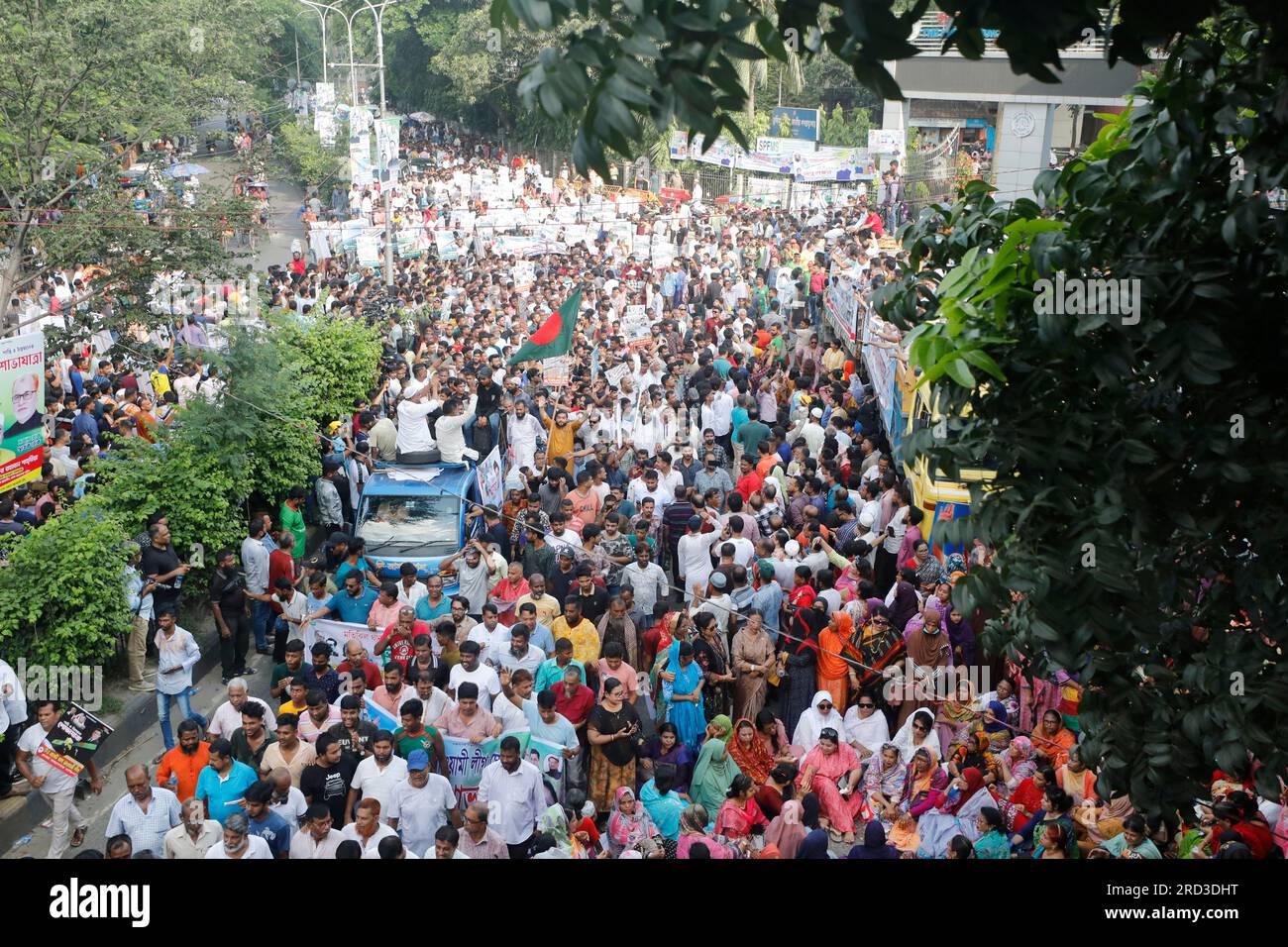 Dhaka, Bangladesch - 18. Juli 2023: Die regierende Partei der Awami-Liga veranstaltete eine Friedenskundgebung und Prozession vor der Engineers Institution in Ramna in Dhaka Stockfoto