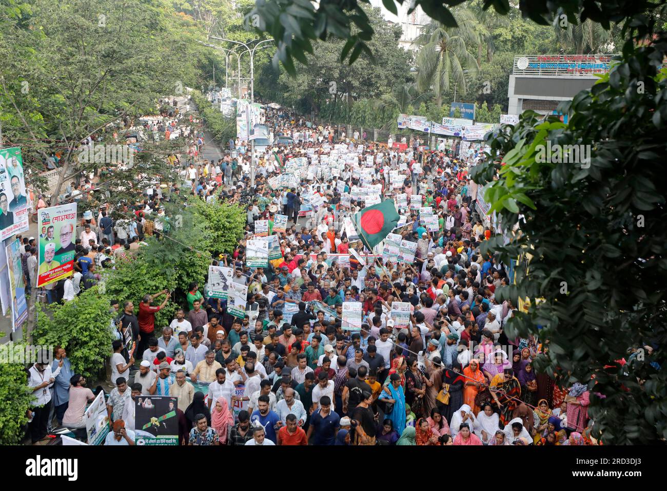 Dhaka, Bangladesch - 18. Juli 2023: Die regierende Partei der Awami-Liga veranstaltete eine Friedenskundgebung und Prozession vor der Engineers Institution in Ramna in Dhaka Stockfoto