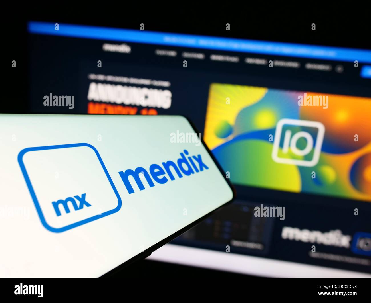 Smartphone mit Logo des Softwareunternehmens Medix Technology BV auf dem Bildschirm vor der Business-Website. Fokus auf die Mitte links des Telefondisplays. Stockfoto