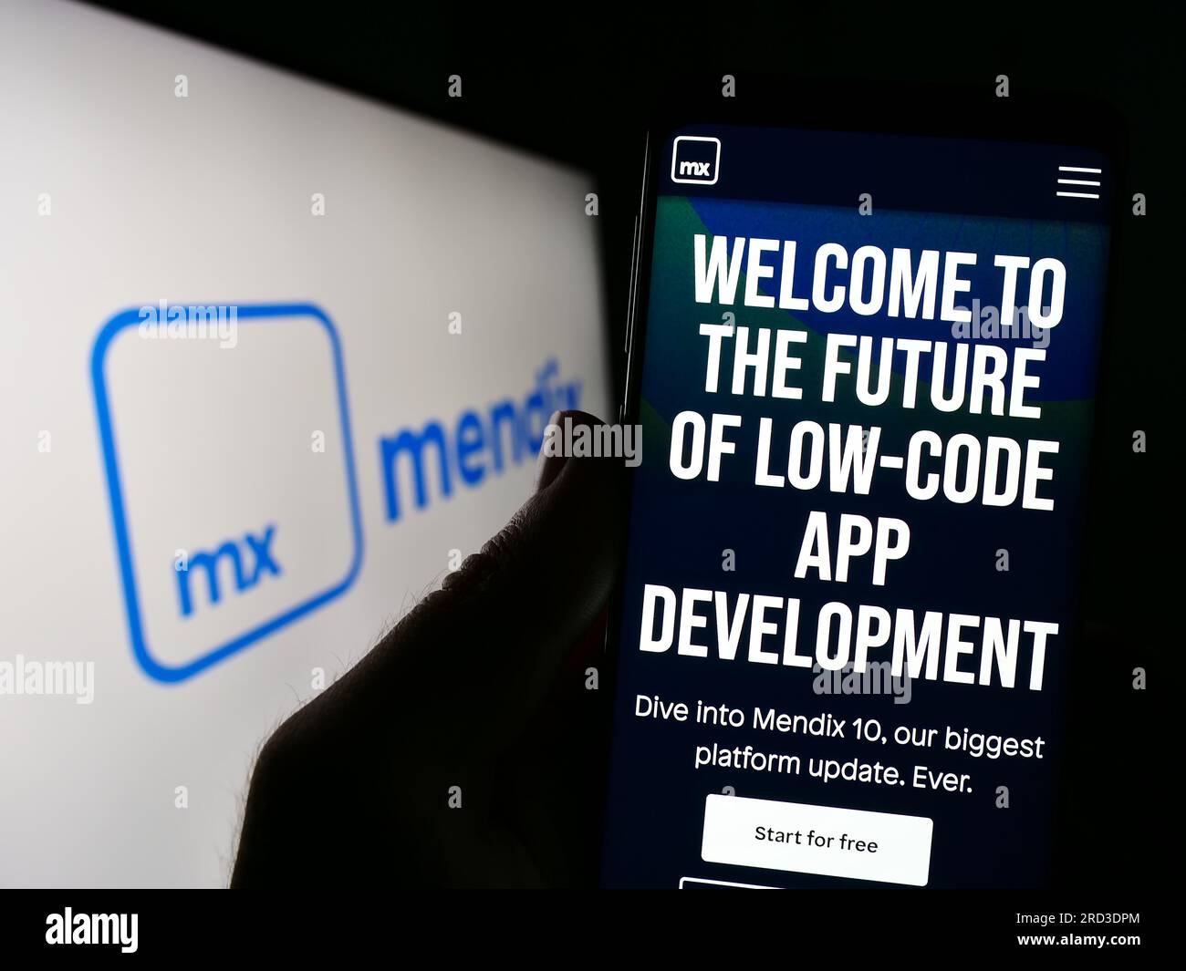 Person, die ein Mobiltelefon mit einer Webseite des Softwareunternehmens Medix Technology B.V. auf dem Bildschirm vor dem Logo hält. Konzentrieren Sie sich auf die Mitte des Telefondisplays. Stockfoto