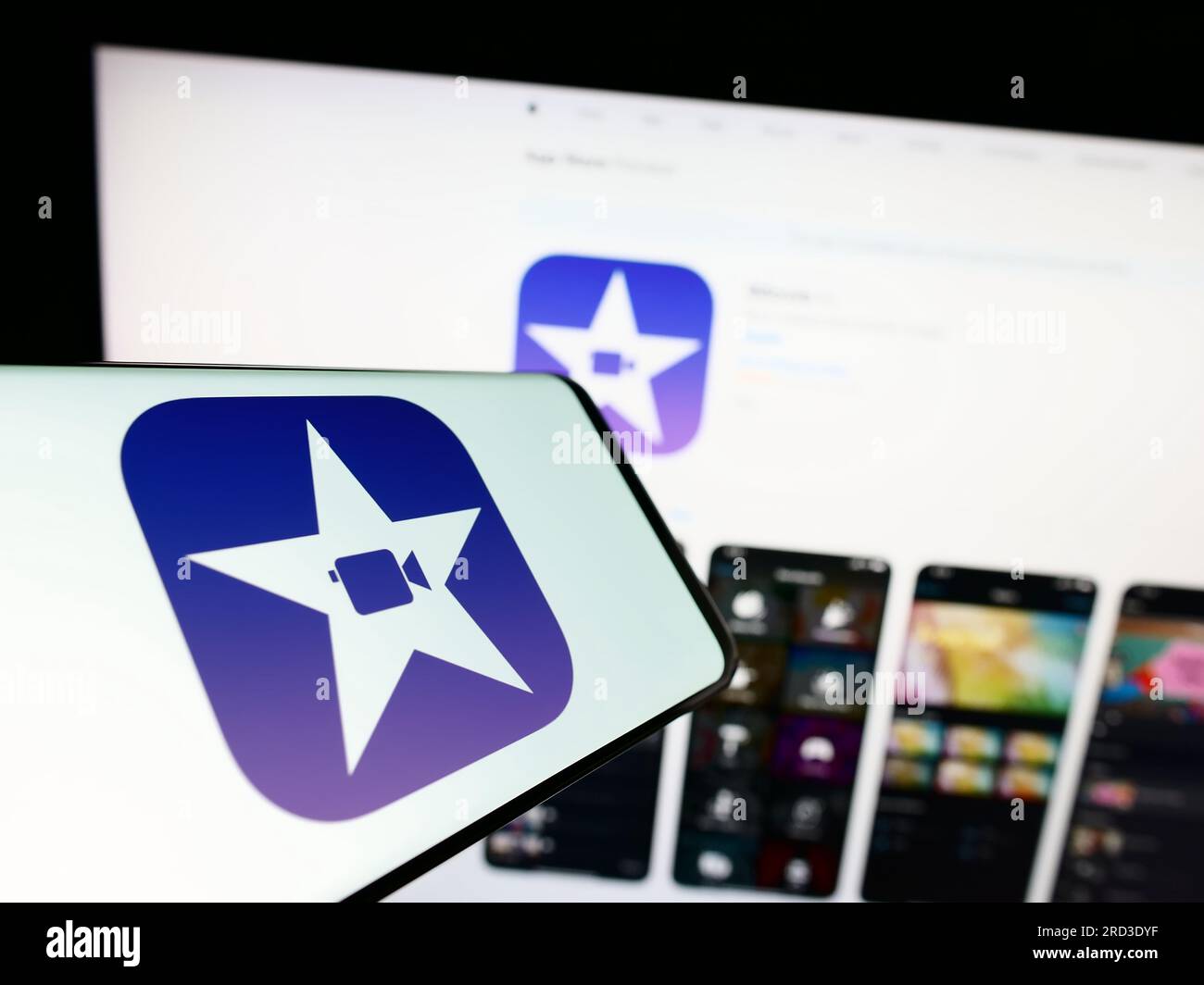 Mobiltelefon mit Logo der Videobearbeitungssoftware iMovie (Apple Inc.) auf dem Bildschirm vor der Website. Fokus auf die Mitte rechts des Telefondisplays. Stockfoto