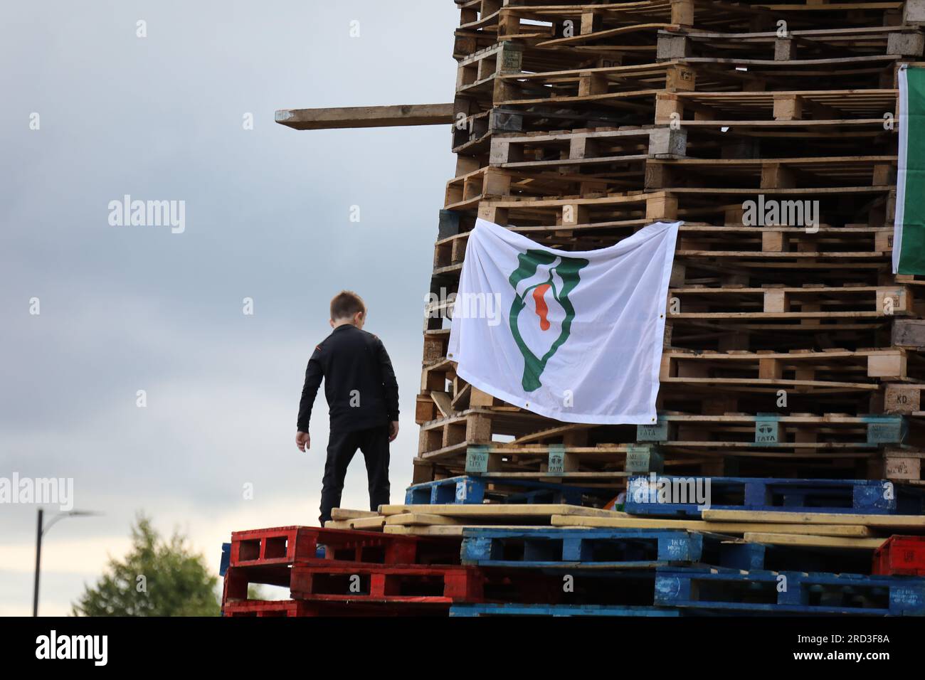 11. Nacht Lagerfeuer in Sandy Row mit einer irischen republikanischen Osterlilie-Flagge Stockfoto