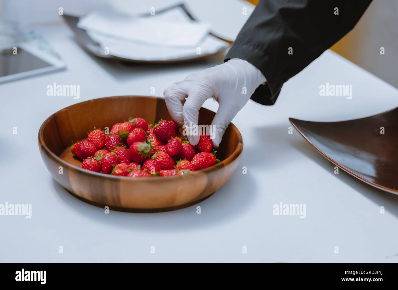 Eine revolutionäre und fortschrittliche automatisierte Erdbeerfarm für den Innenbereich bietet ganzjährig hohe Erträge. Regelt effizient Klima, Temperatur, Luftfeuchtigkeit, ein Stockfoto