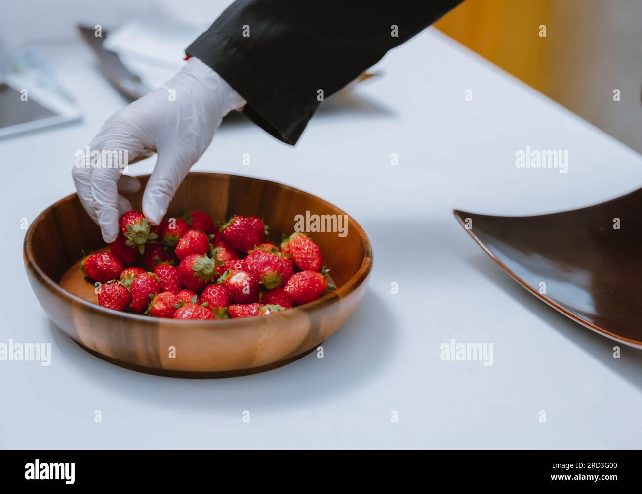 Eine revolutionäre und fortschrittliche automatisierte Erdbeerfarm für den Innenbereich bietet ganzjährig hohe Erträge. Regelt effizient Klima, Temperatur, Luftfeuchtigkeit, ein Stockfoto