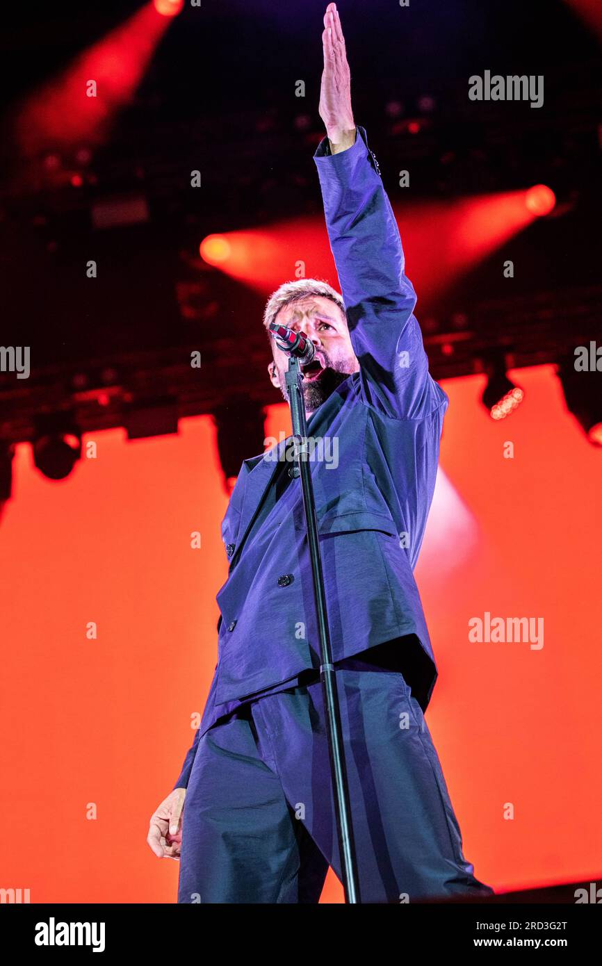 Locarno, Schweiz. 17. Juli 2023. Der Puerto-ricanische Sänger-Songwriter und Schauspieler RICKY MARTIN tritt während des „Moon & Stars Festival“ live auf der Piazza Grande auf. Kredit: Rodolfo Sassano/Alamy Live News Stockfoto