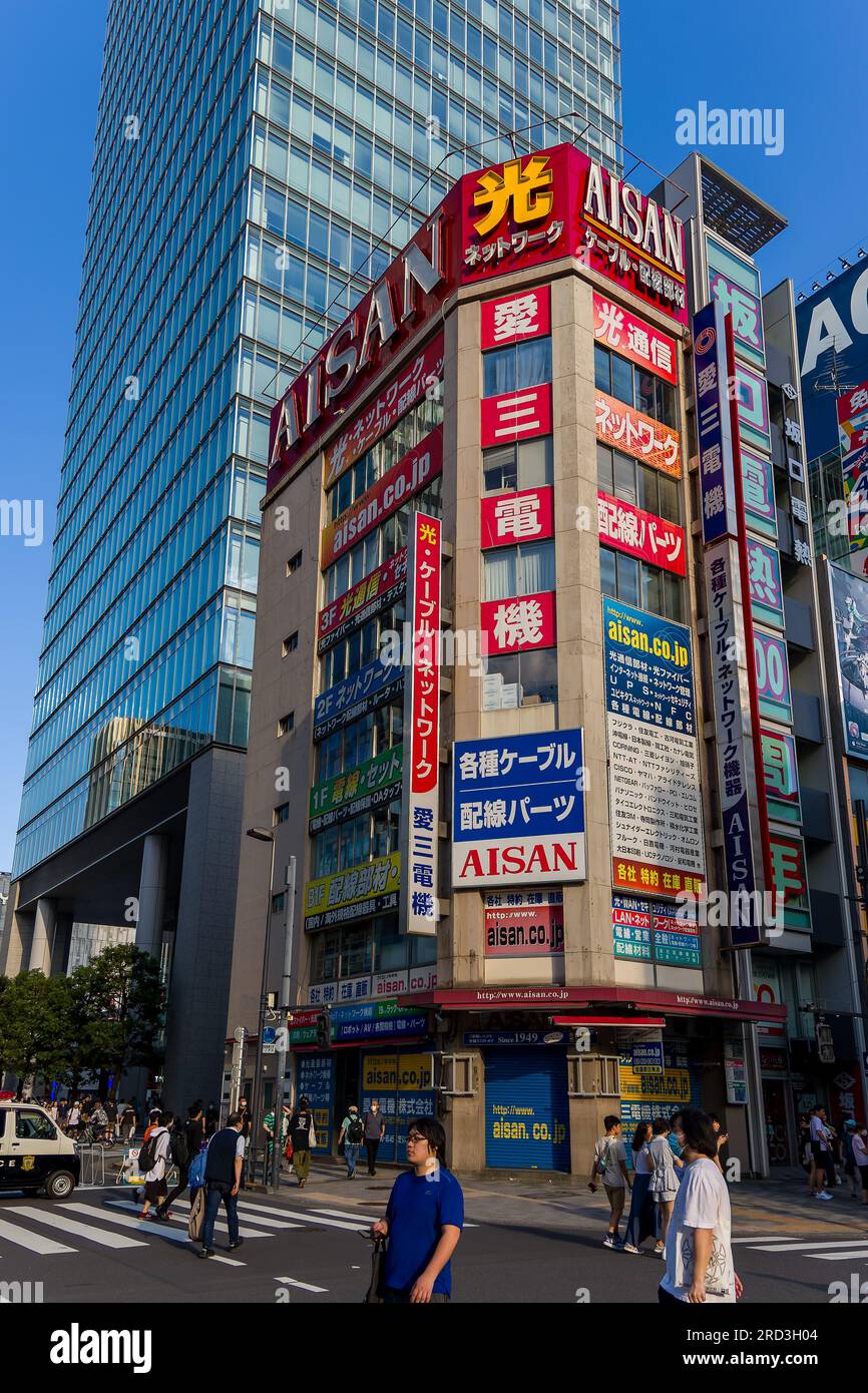 TOKIO, JAPAN - JULI 16 2023: Einkaufsmassen in den Straßen von Akihabara in Tokio. Das Viertel ist berühmt für Elektronik und Anime-Kultur. Stockfoto