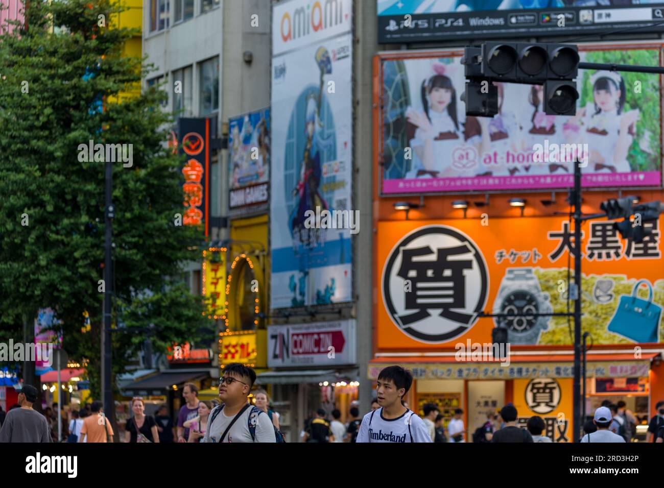 TOKIO, JAPAN - JULI 16 2023: Farbenfrohe Schilder, Werbespots und Geschäfte in der Akihabara „Electric Town“-Gegend von Tokio, Japan Stockfoto