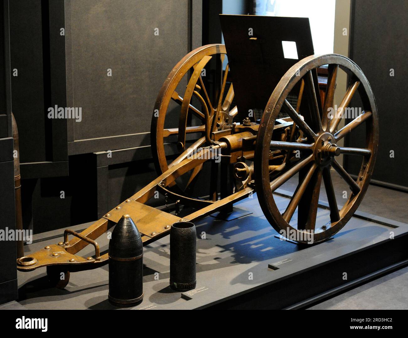 Erster Weltkrieg (1914-1918). Russland. Experimenteller 40-mm-Grabenmörtel. Vordergrund, 152 mm Artillerie-Granate (links) und 120 mm (rechts) Artillerie-Granate Schrapnell-Granate. Lettisches Kriegsmuseum. Riga. Lettland. Stockfoto