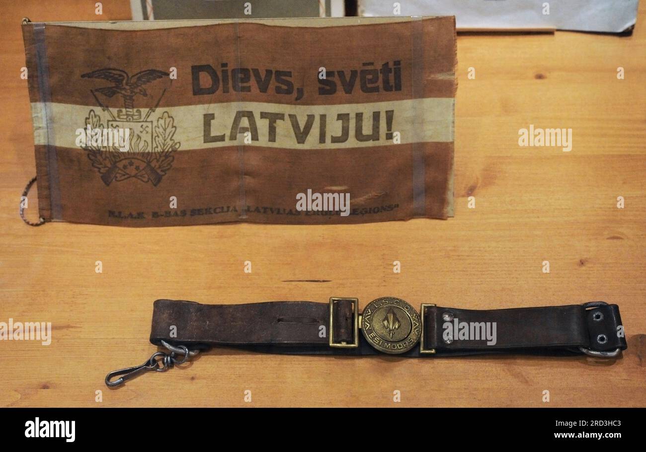 Standard der "Legion der lettischen Adler", Jugendabteilung der entlassenen Soldaten Lettlands, mit dem Motto "Gott schütze Lettland". Scout Uniform-Gürtel. Lettisches Kriegsmuseum. Riga. Lettland. Stockfoto