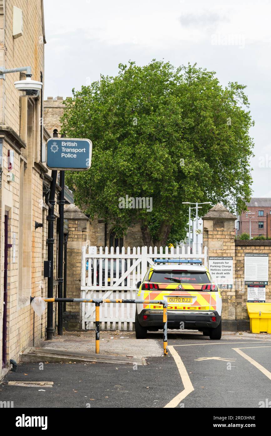 Schild der britischen Verkehrspolizei an der Wand des Büros am Bahnhof St Mary's Street, Lincoln City, Lincolnshire, England, Großbritannien Stockfoto