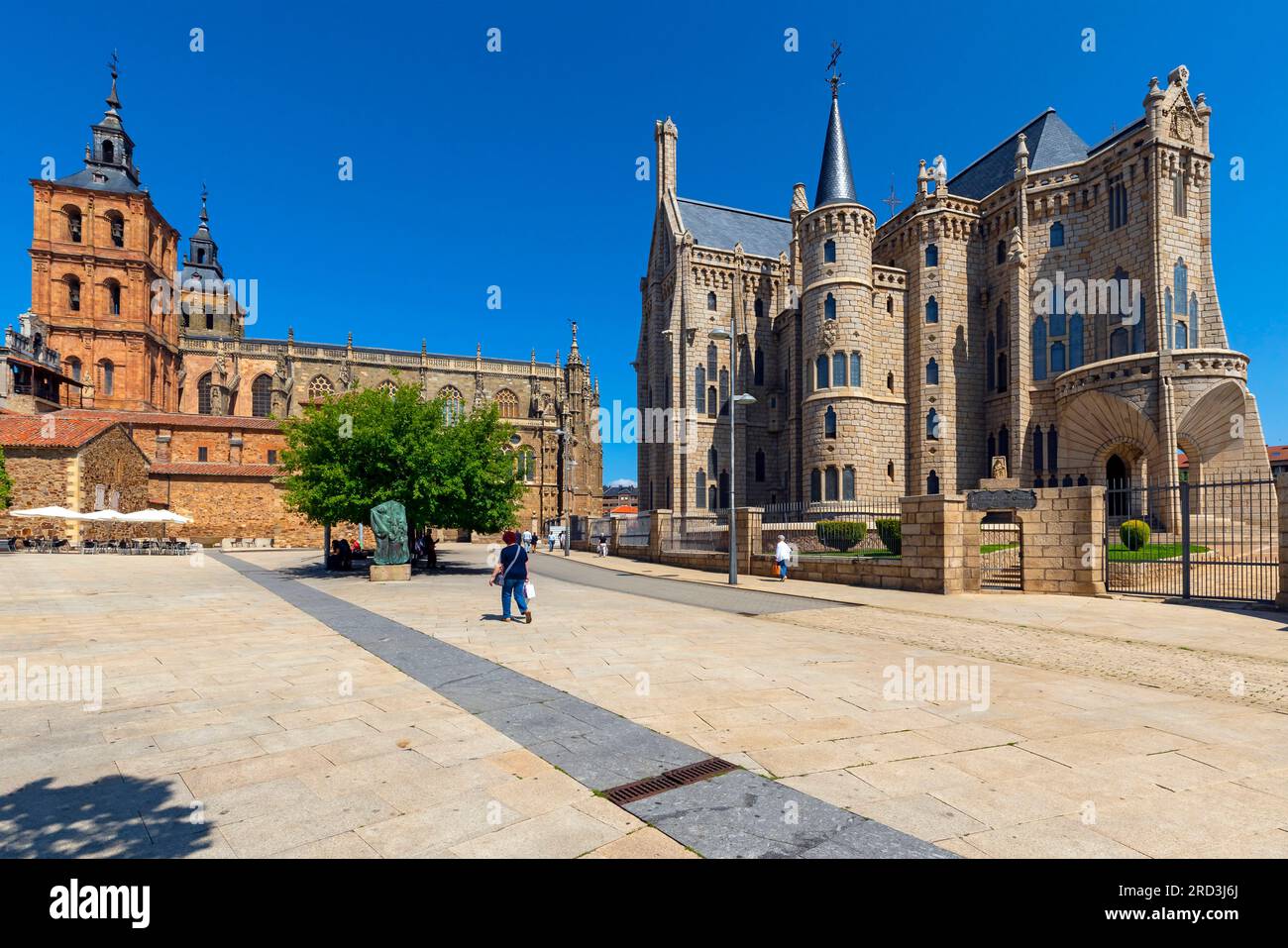 Außenansicht des Gaudis Episkopalpalastes und der Astorga Kathedrale. Astorga (León), Spanien. Stockfoto