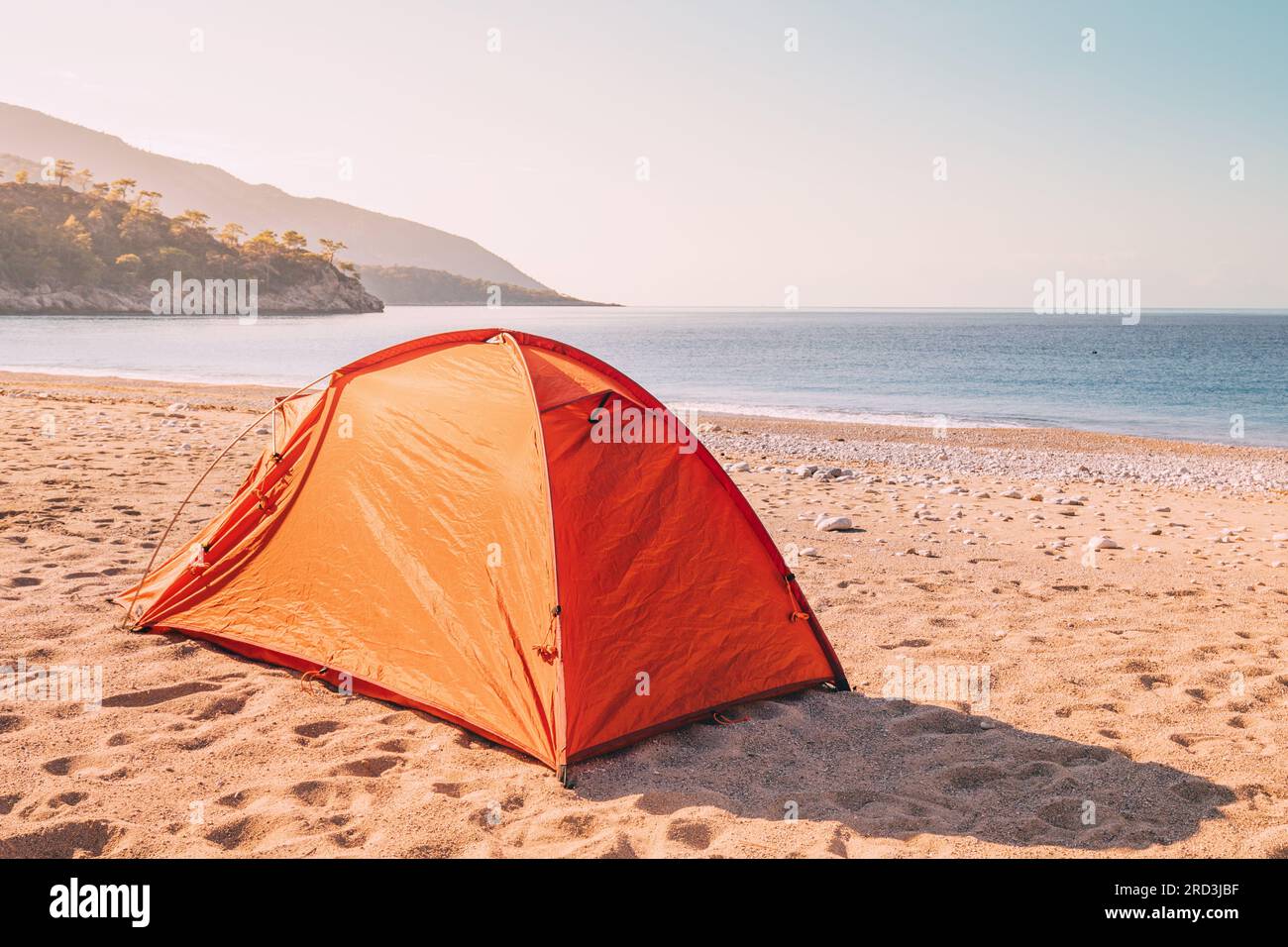 Die Ruhe erwartet Sie entlang der Lykischen Straße, während ein Campingzelt seinen Platz an einem malerischen Strand findet und eine Zuflucht in die Küstenwelten verspricht. Stockfoto