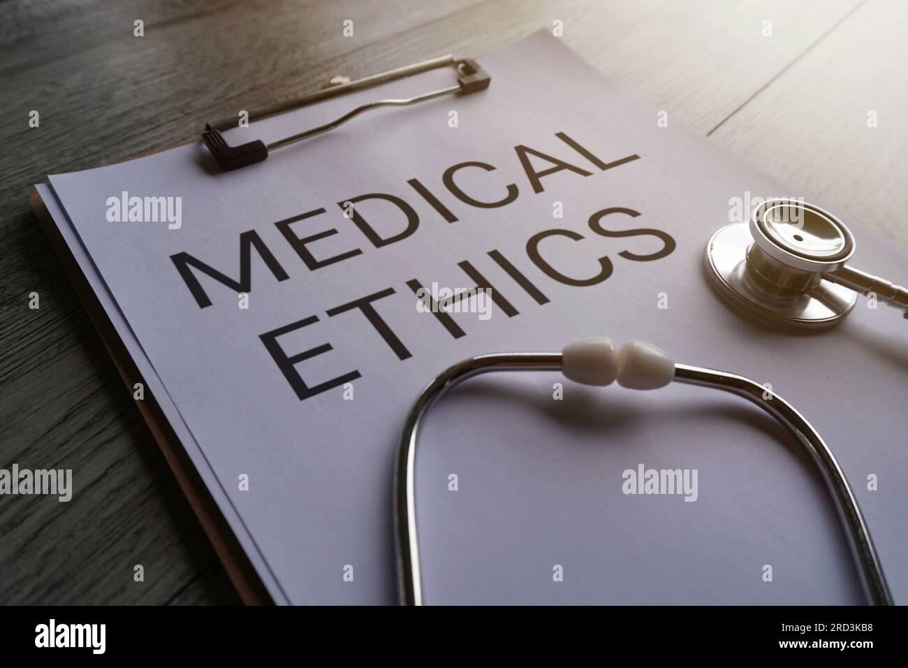 Papier-Klemmbrett mit Text MEDIZINISCHE ETHIK und Stethoskop. Medizin- und Gesundheitskonzept Stockfoto