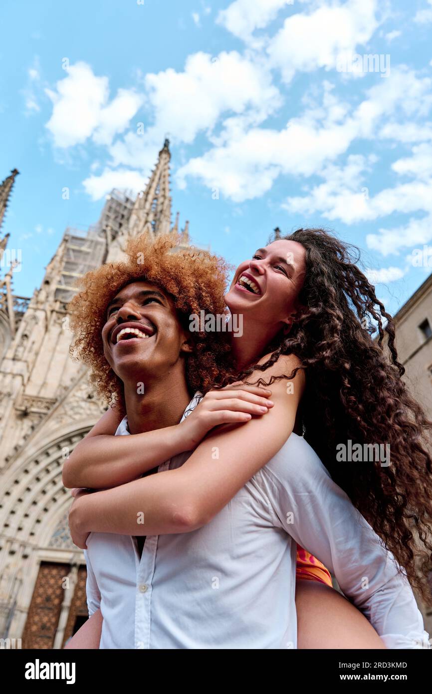 Vertikales Foto eines glücklichen Touristen-Paares in Barcelona, Spanien - Urlaubs- und Tourismuskonzept Stockfoto