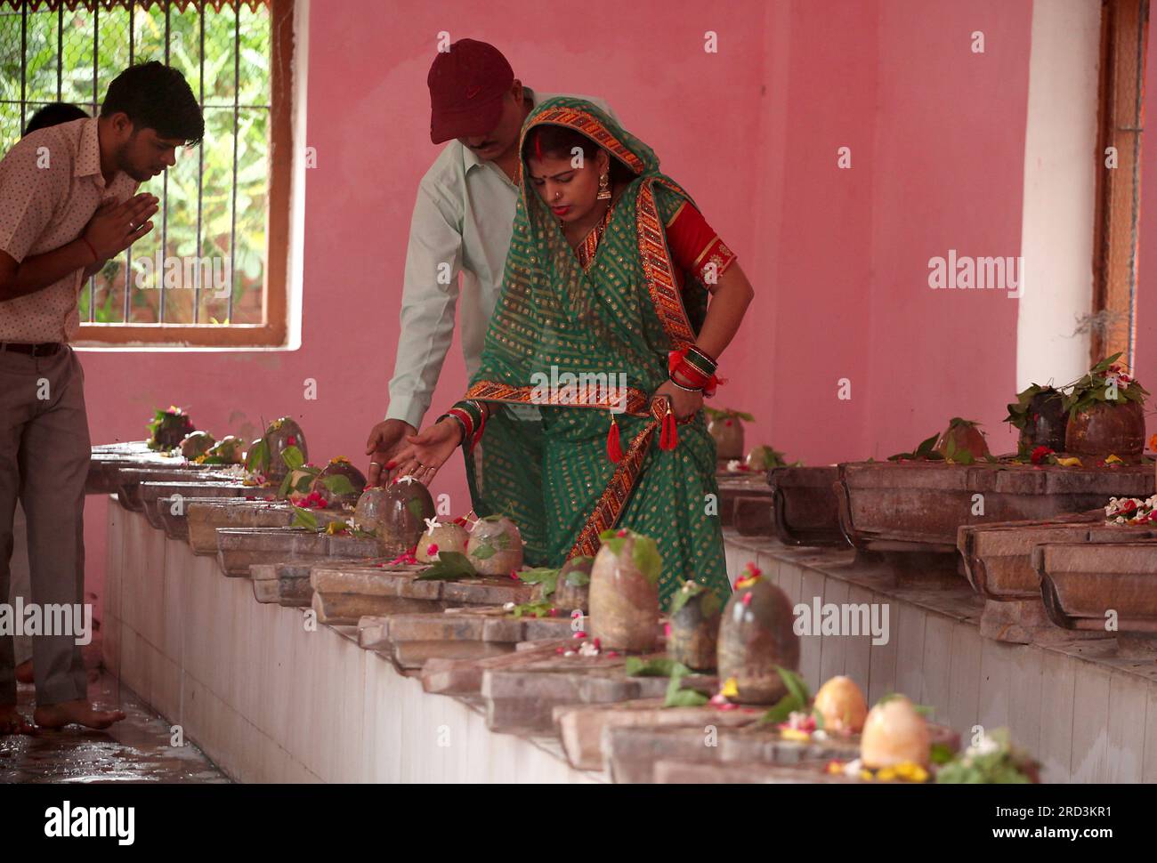 Die Gläubigen verehren Shivalinga am zweiten montag des heiligen Monats Schrawan von hindu-Kalender in einem Shiva-Tempel in Prayagraj am Montag. Stockfoto