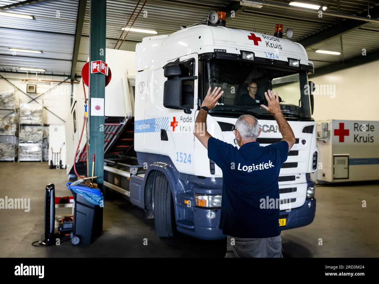 DUIVEN - Ein Logistikwagen in einem Lagerschuppen des Roten Kreuzes. Die Hilfsorganisation stellt regelmäßig Hilfsmaterial für Veranstaltungen, Krisenhilfe oder Zugausfälle bereit. ANP SEM VAN DER WAL niederlande raus - belgien raus Stockfoto