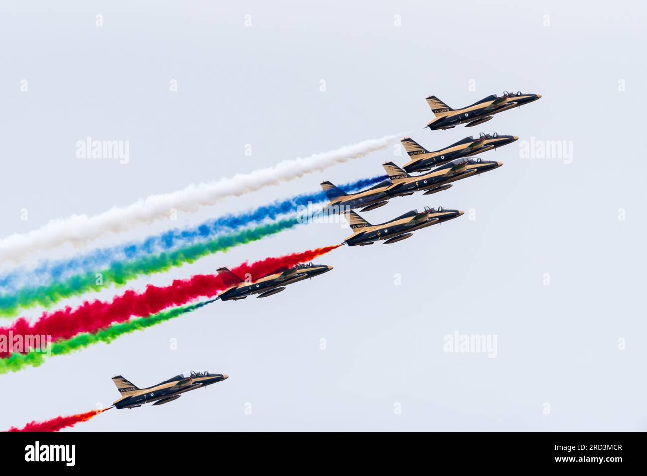 UAE Al Fursan Aerobatic Team bei Royal International Air Tattoo, RIAT, Airshow, RAF Fairford, Gloucestershire, UK. Fliegende Aermacchi MB-339-Düsen Stockfoto