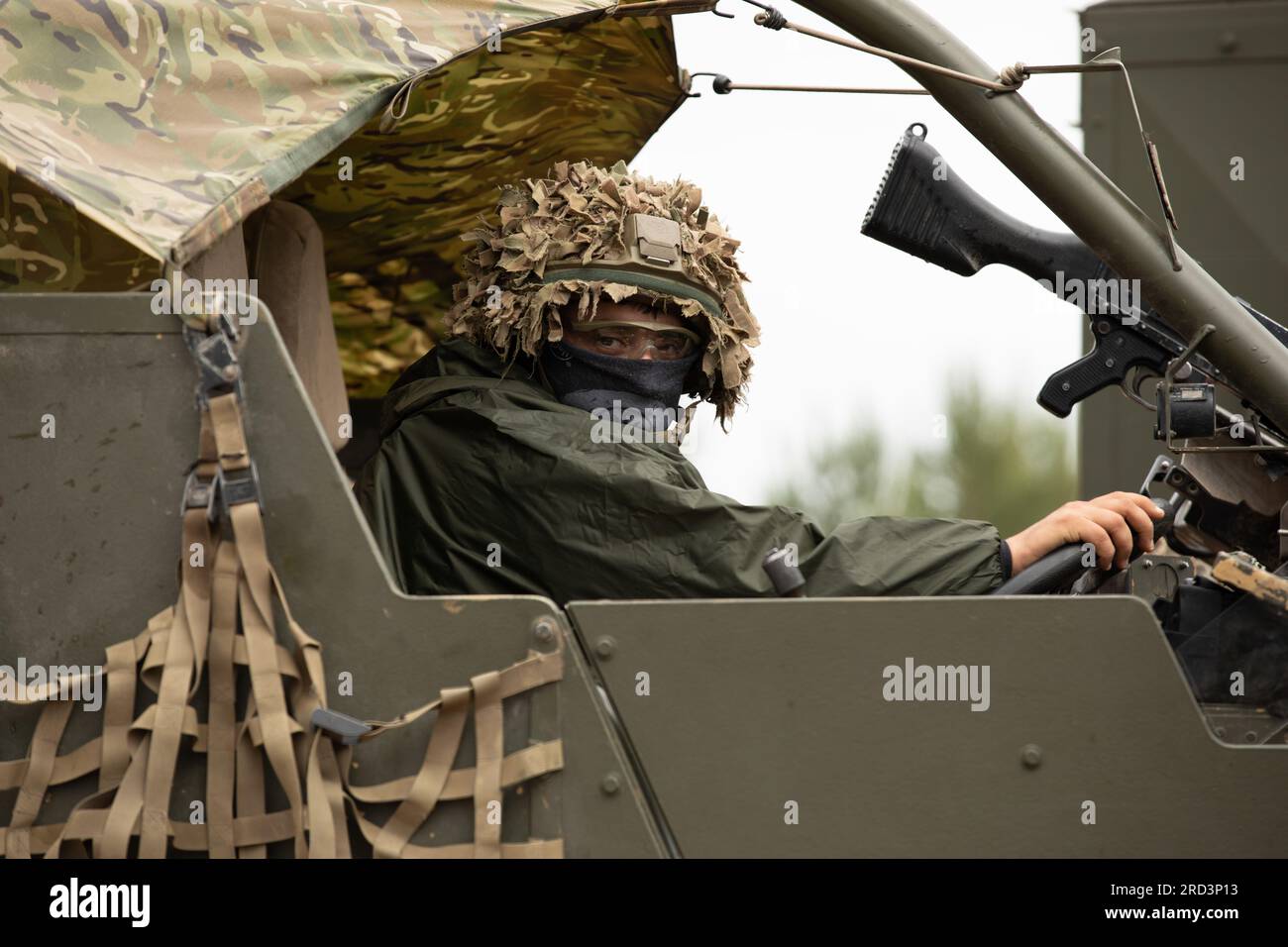 Michael Leyshon von Großbritannien Royal Lancers, Aliwal-Truppe, unterstützt die verstärkte Front Presence Battle Group Polen der NATO, betreibt während der Übung Aliwal Surge ein taktisches Unterstützungs-Vechil der Coyoten, bevor sie die Forward Operating Site Pabrade, Litauen, im Juni 28 verlässt. Aliwal Surge ist eine vielschichtige Operation, an der Soldaten der EFP-Gefechtsgruppe Polen der NATO beteiligt sind. Dabei handelt es sich um eine kurzfristige Bereitschaftsübung, mit der die Interoperabilität und Innovation der teilnehmenden militärischen Einheiten, einschließlich der amerikanischen Elemente, die die 4. Infanterie-Division unterstützen, getestet werden sollen. Die 4. Inf. Div Stockfoto